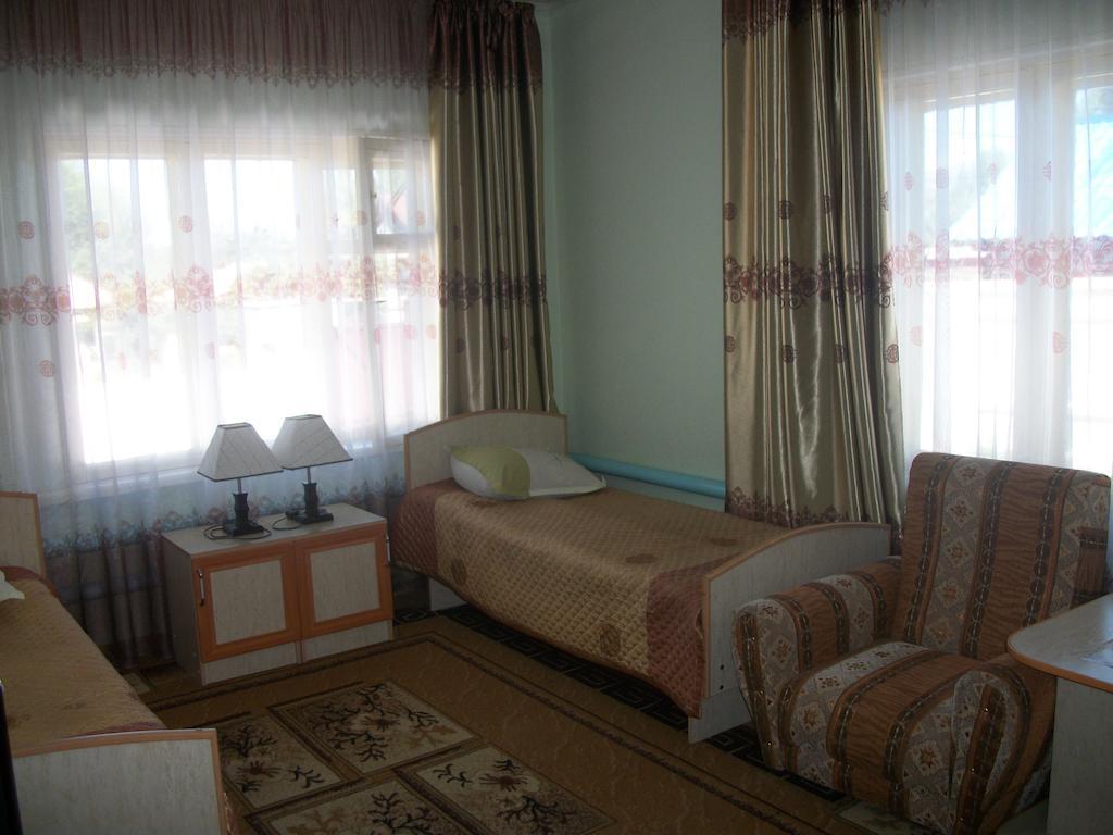 Enirest Hotel Каракол Стая снимка